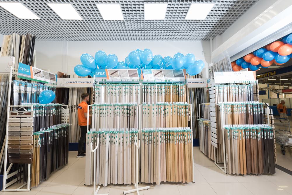 В Саратове открылся новый магазин «Плинтус Холл»