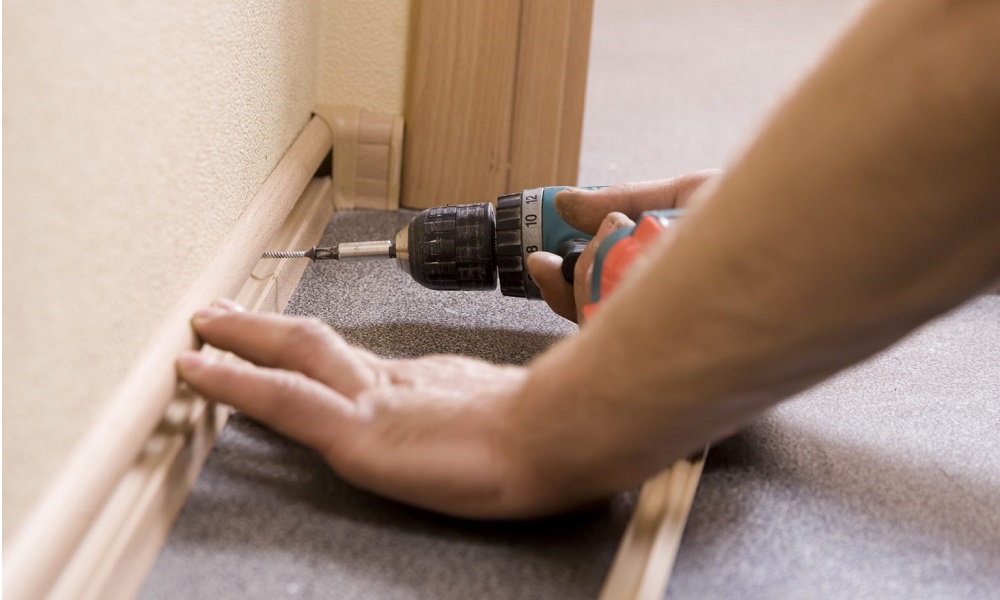 Как правильно крепить плинтусы к полу и стене пошаговая инструкция для самостоятельного монтажа